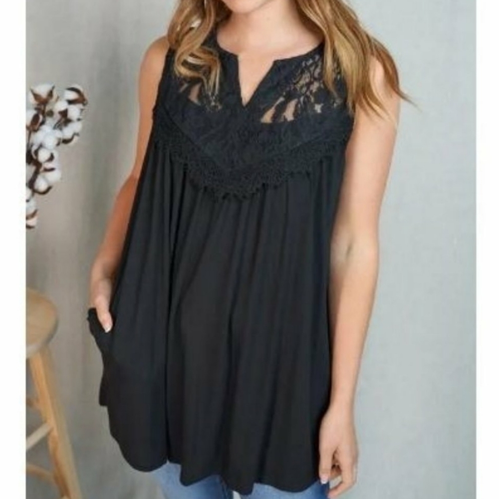 ⚪2/$20 White Birch Black Lace Trim Sleeveless Top Pockets
